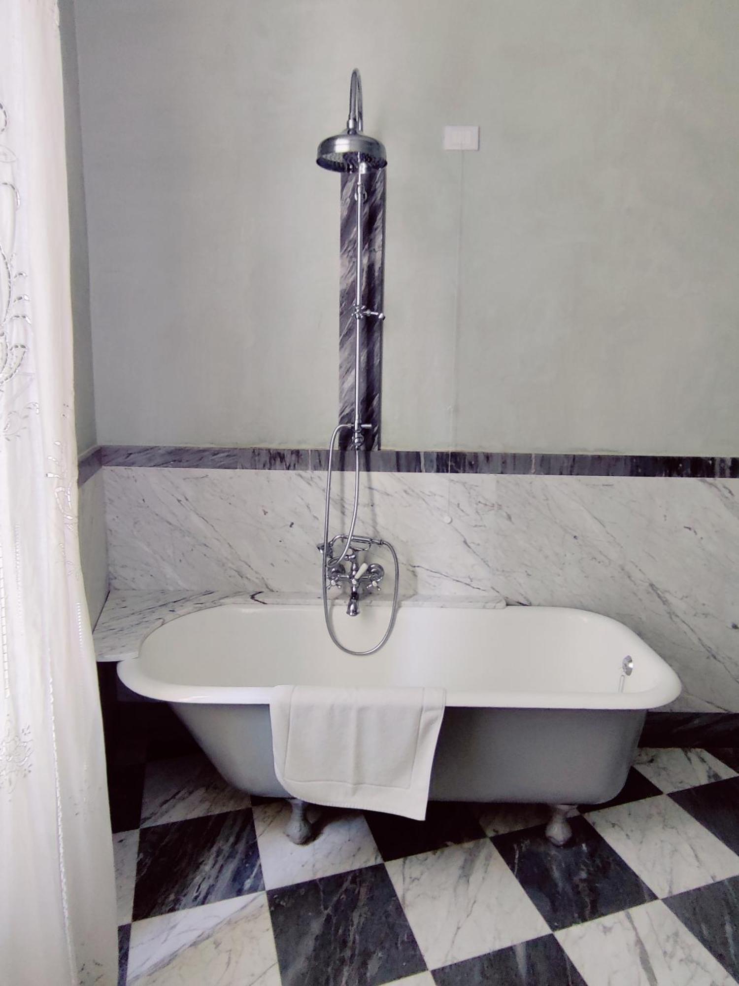 B&B "La Bottega D'Arte" Carrara Bagian luar foto